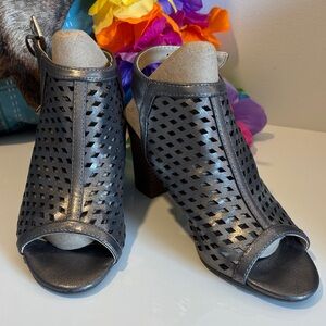 Liz Claiborne Metallic Cutout Heels Sz 7M